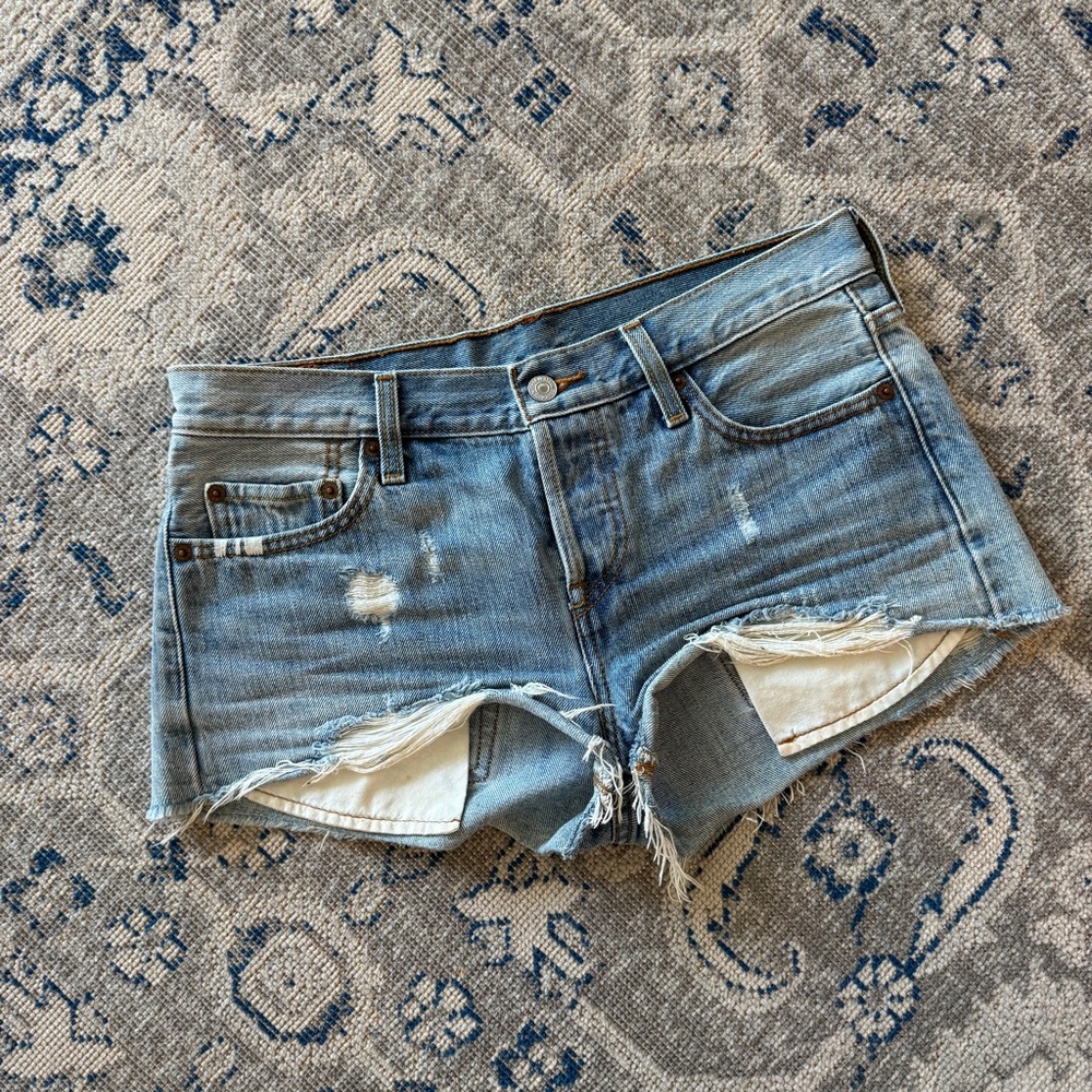 Vintage Levi distressed Jean shorts size 26